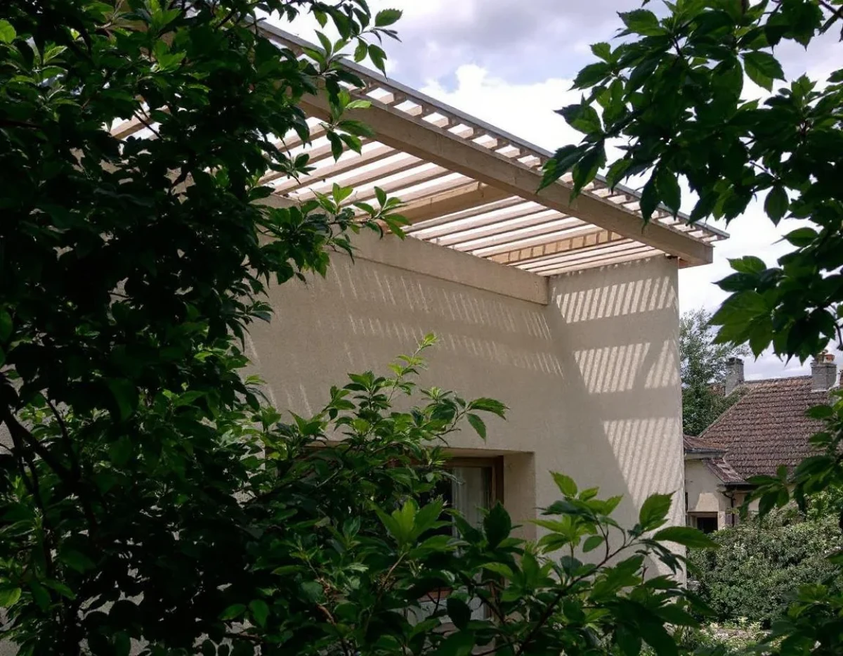 Le conflit juridique des pergolas : entre embellissement et atteinte à la vue et à la vie privée